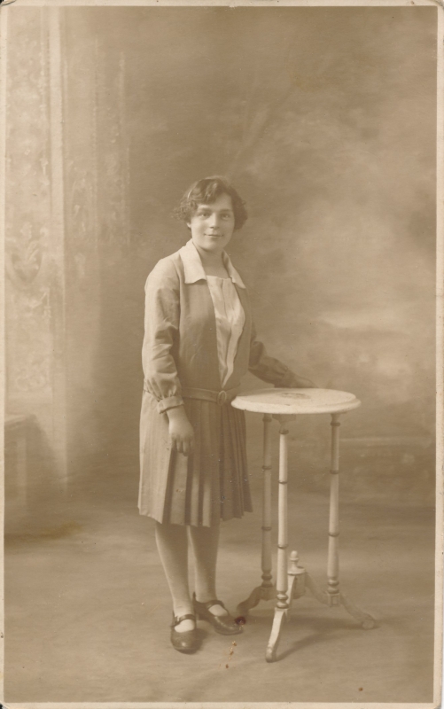 Jeune femme posant près d'une petite table ronde