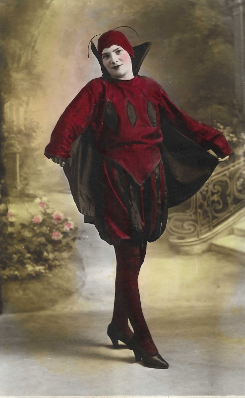 Jeune fille déguisée