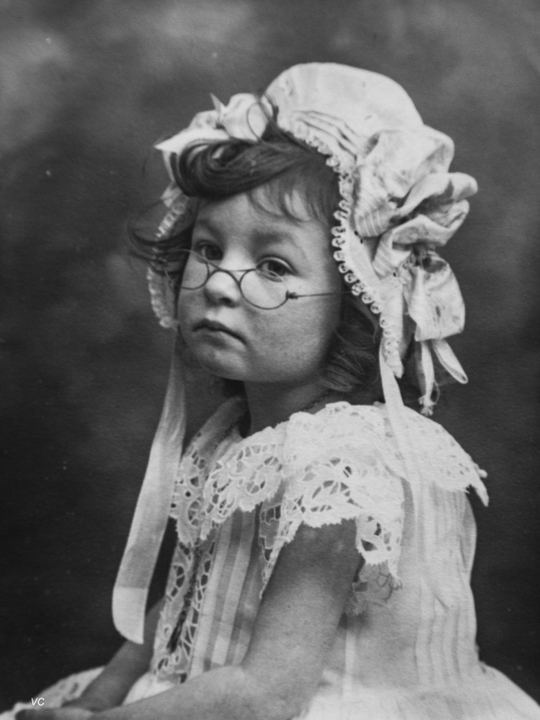 Lucie Chauvin affublée de lunettes dont elle n'avait nul besoin