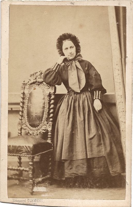 Femme debout dans une pose inhabituelle