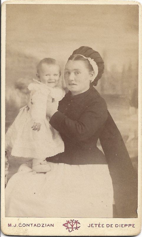 Mère (ou nourrice ?) avec un bébé