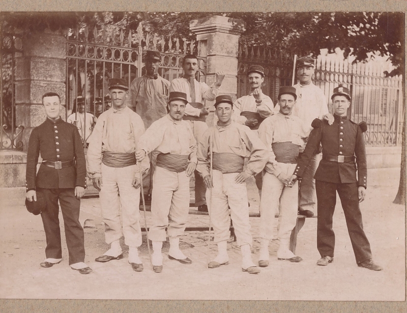 Soldats s'entraînant à l'autodéfense. 