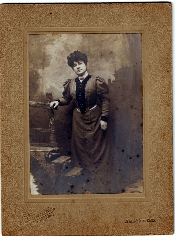 Femme posant au pied d'un escalier factice