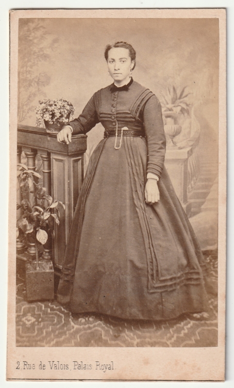 Femme  avec une chaînette à la ceinture