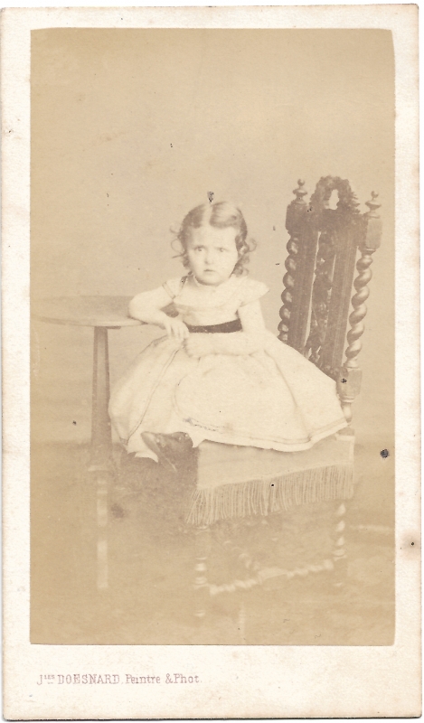 Fillette assise sur une chaise