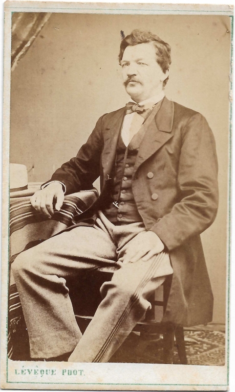 Homme assis