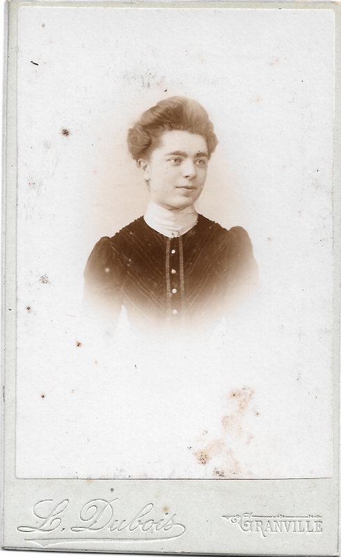 Jeune femme en buste de trois-quarts