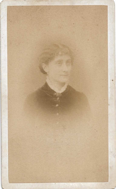 Femme en buste de trois-quarts