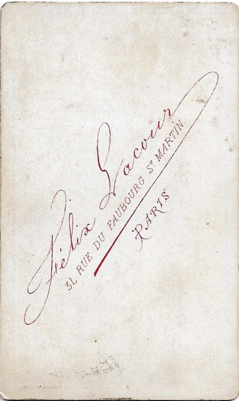 Femme en buste de trois-quarts
