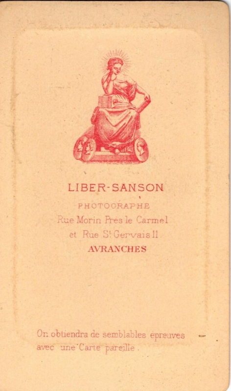 Femme âgée, les yeux mi-clos.