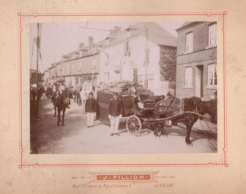 Cavalcade avec Jeanne au bûcher sur un char