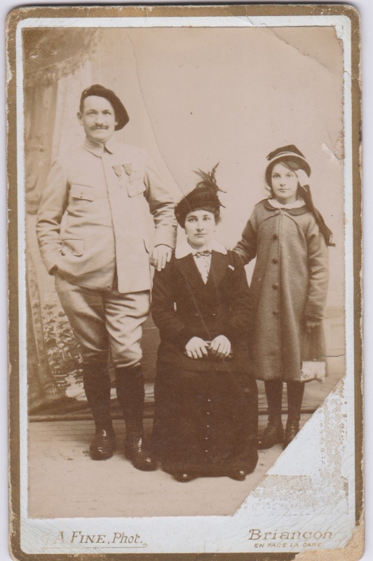 Militaire posant en famille