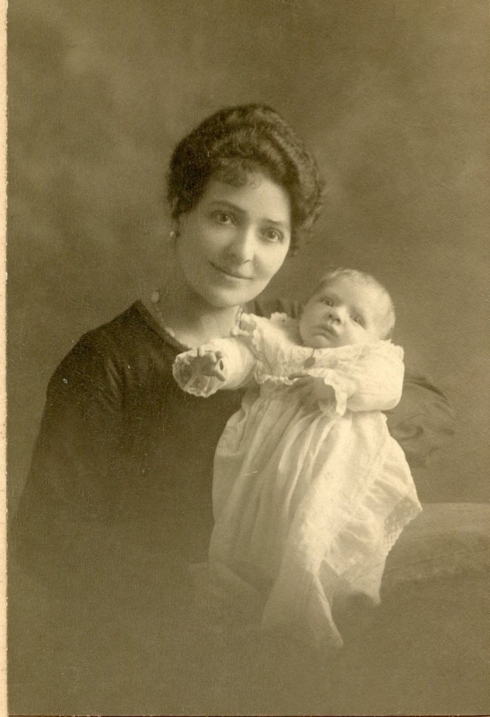 Mère posant avec son bébé