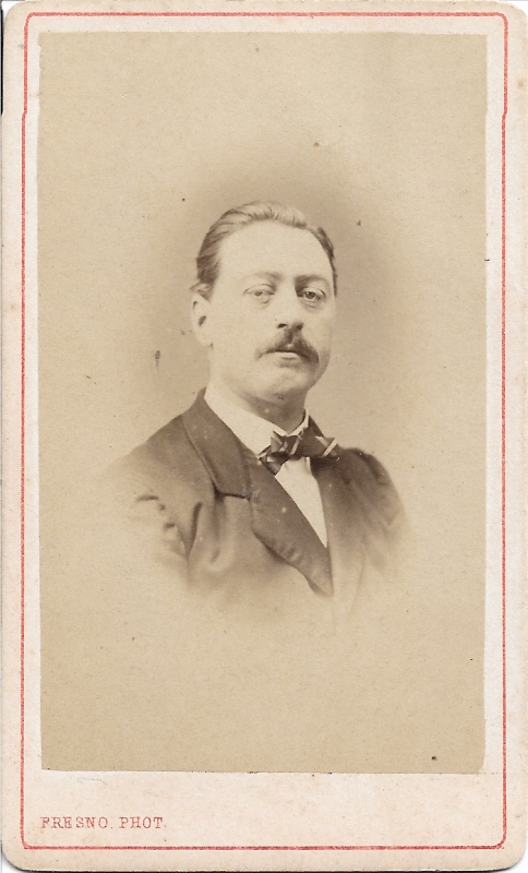 Homme avec un noeud papillon