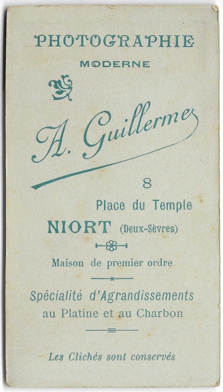 Portraits d'un homme assis et debout