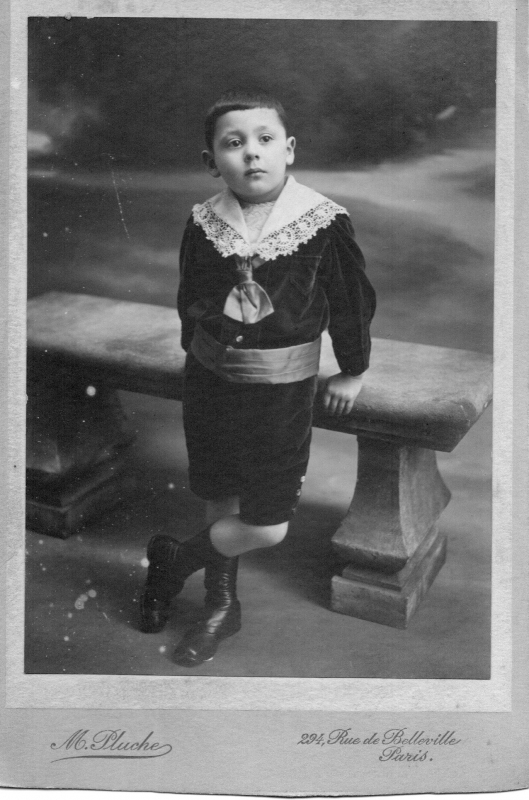 Maurice Marrocco appuyé à un banc.