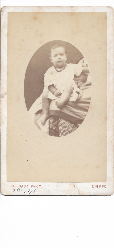 Bambin sur les genoux de sa mère (hors cadre)