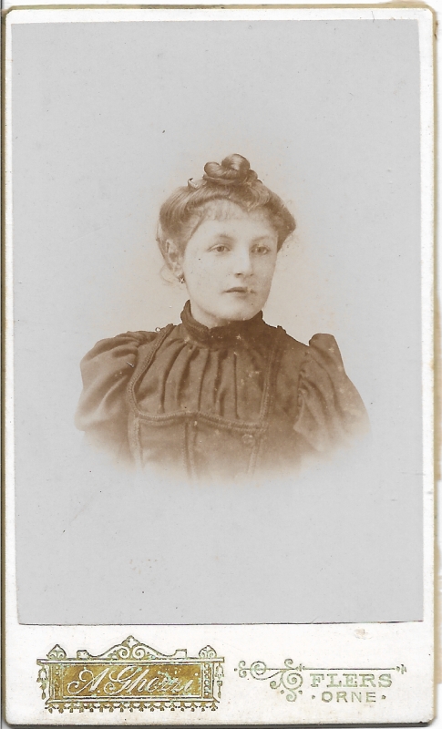 Jeune femme à la coiffure soignée