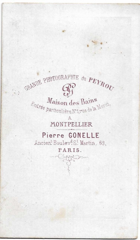 Homme portant un gilet pied-de-poule sous son pardessus.