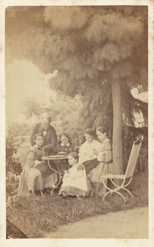 Famille posant autour d'une table de jardin