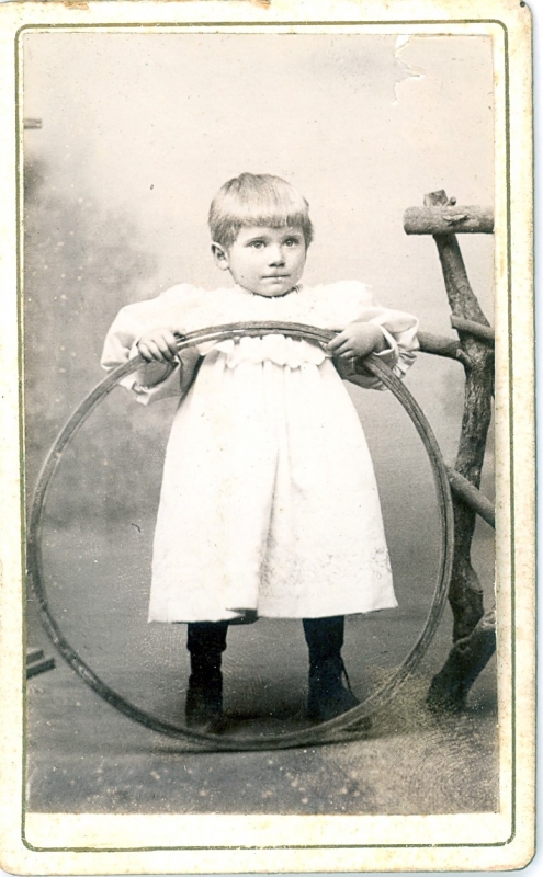 Bambin et son cerceau