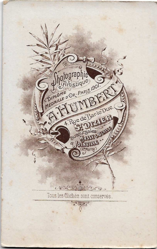 Homme jeune avec un faux-col