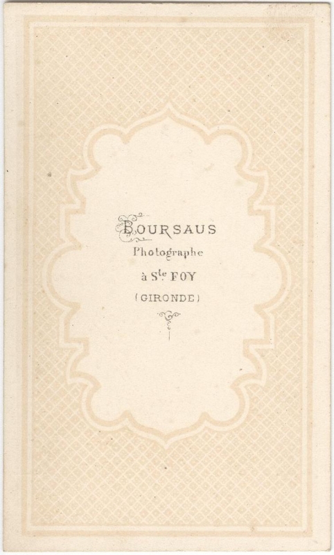 Femme accoudée à la base d'une colonne