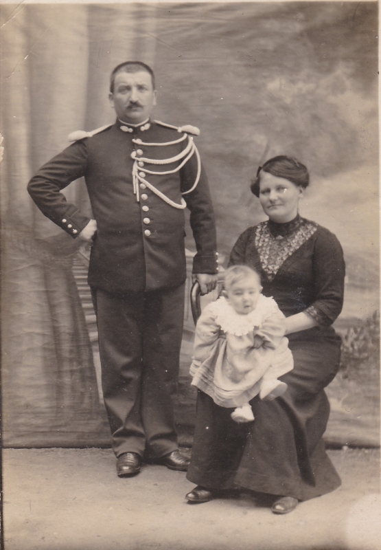 Gendarme posant avec son épouse (Anne Lesage) et leur enfant.