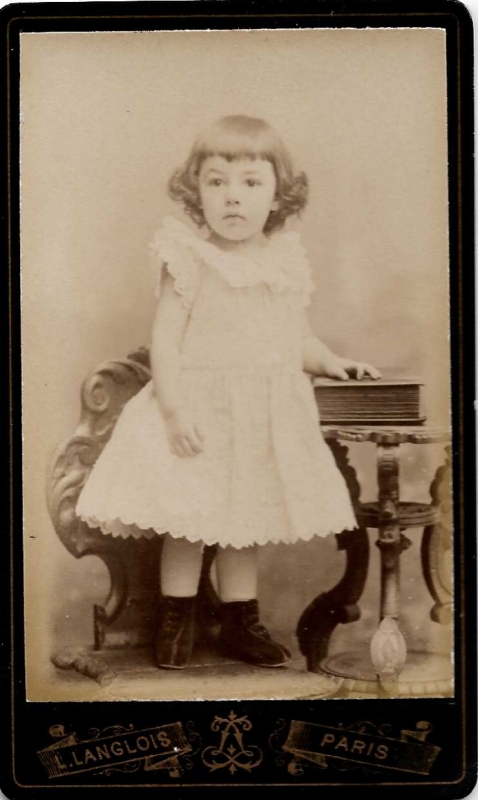 Fillette en robe blanche