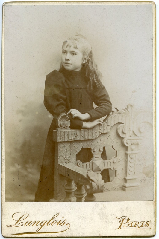 Petite fille aux longs cheveux