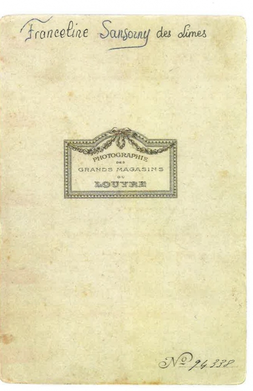 Femme posant  de bout à côté d'une sellette;