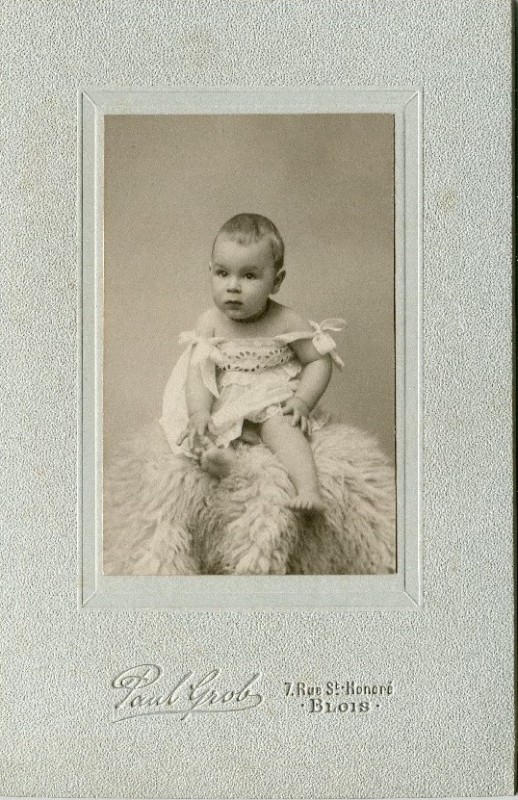 Bébé sur une peau d'ours