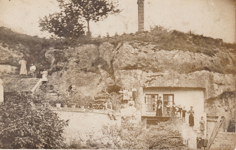 Groupe familial devant une maison troglodytique