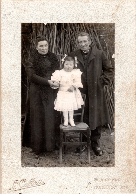 Grands-parents et leur petite fille (?)