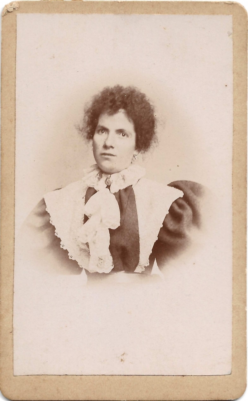 Jeune femme aux cheveux frisés