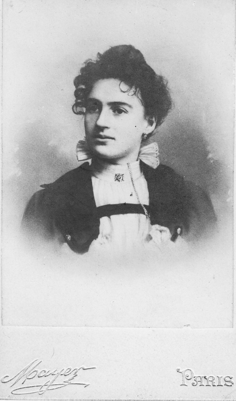 Jeune femme aux cheveux noirs qui frisent