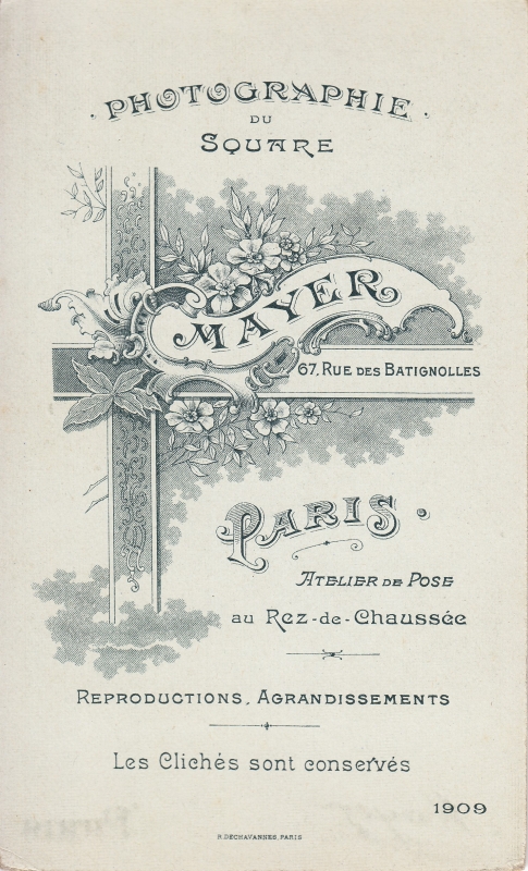 Jeune femme aux cheveux noirs qui frisent