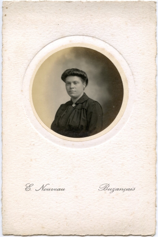 Femme aux cheveux noirs