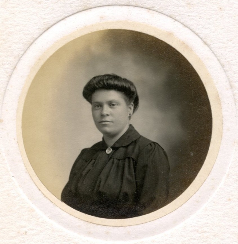 Femme aux cheveux noirs