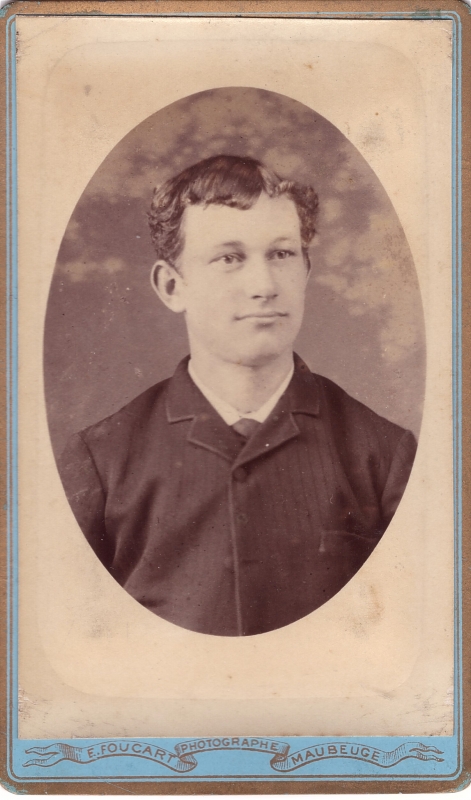 Homme jeune aux cheveux qui frisent