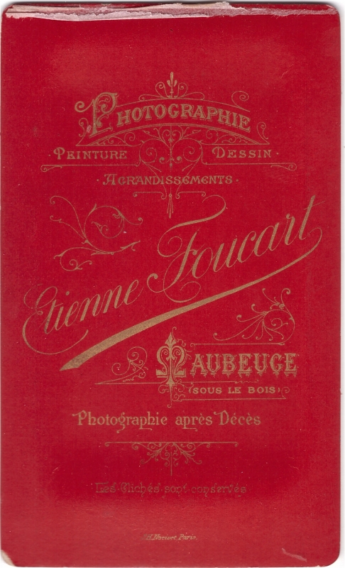 Homme jeune aux cheveux qui frisent