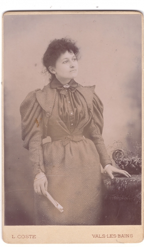 Jeune femme portant une robe à manches gigot plissées