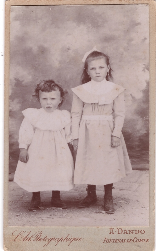 Deux enfants posant en extérieur