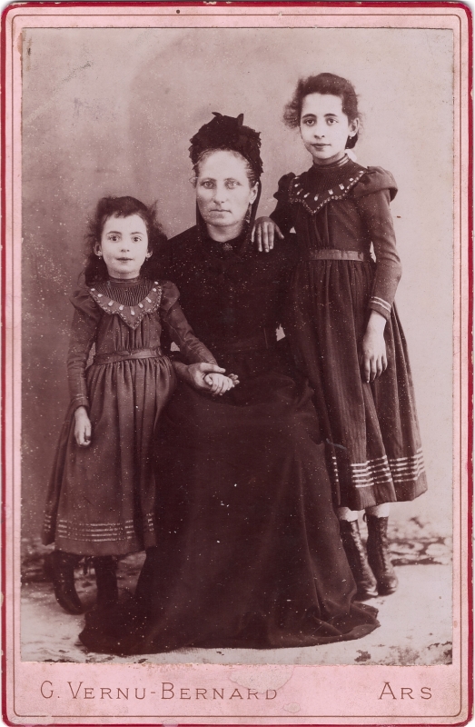 Une mère et ses deux filles (?)