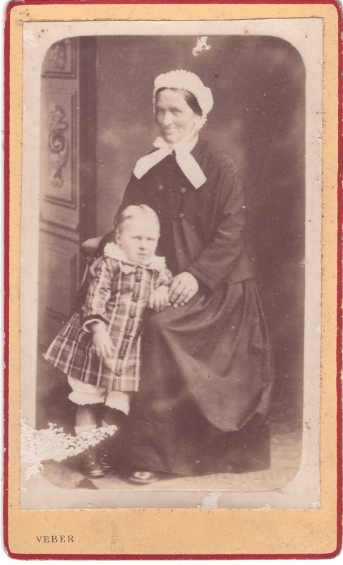 Grand-mère posant avec un jeune enfant
