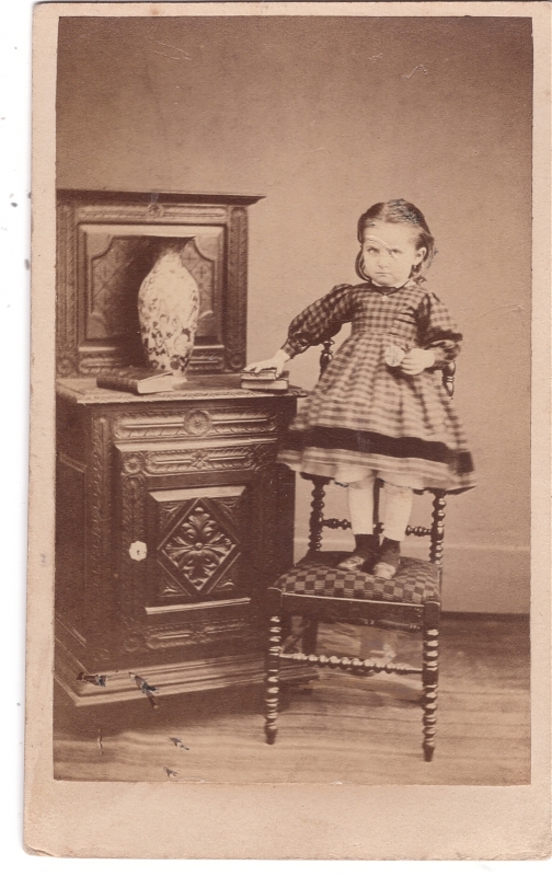 La petite Marie Babault debout sur une chaise