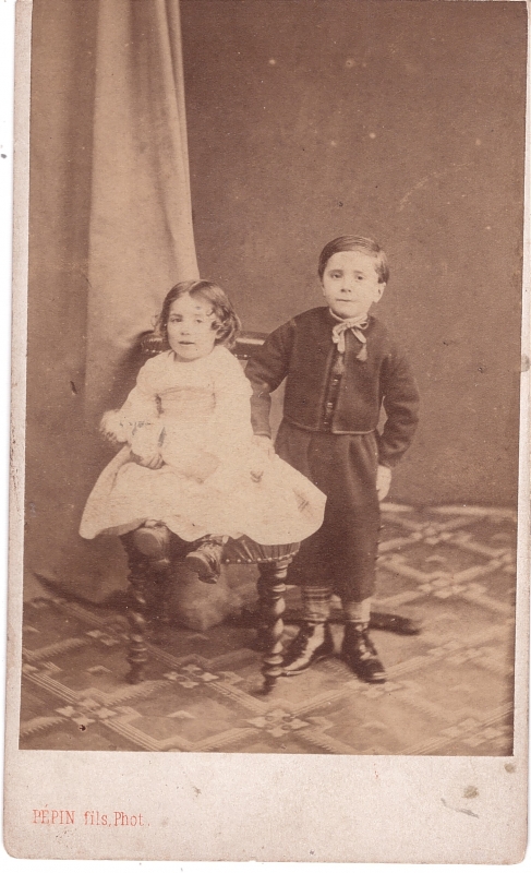 Deux enfants : frère et soeur (?)