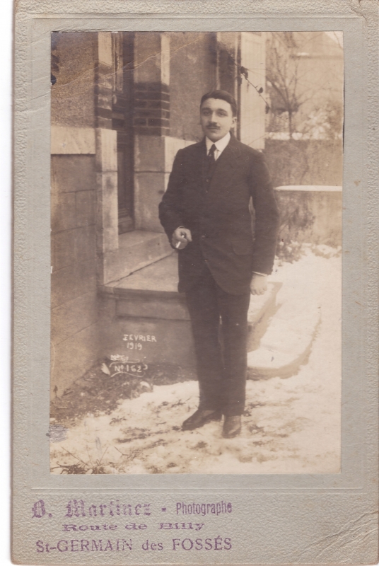 Homme posant dans une cour enneigée