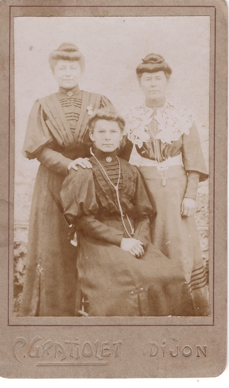 Trois femmes (soeurs ?)