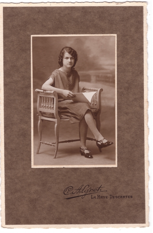 Jeune femme assise tenant un livre ouvert